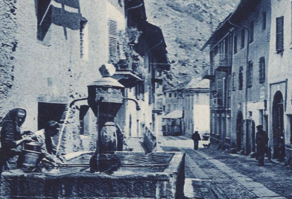 Fontana du Milieu in pietra, 1524, in una cartolina d'epoca